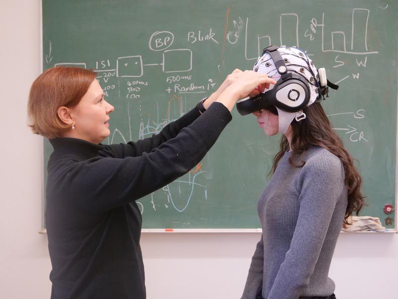 Mit dieser technischen Ausrüstung erforscht Dr. Barbara Händel (l.), wie sich Bewegung auf die Verarbeitung visueller Reize auswirkt. 