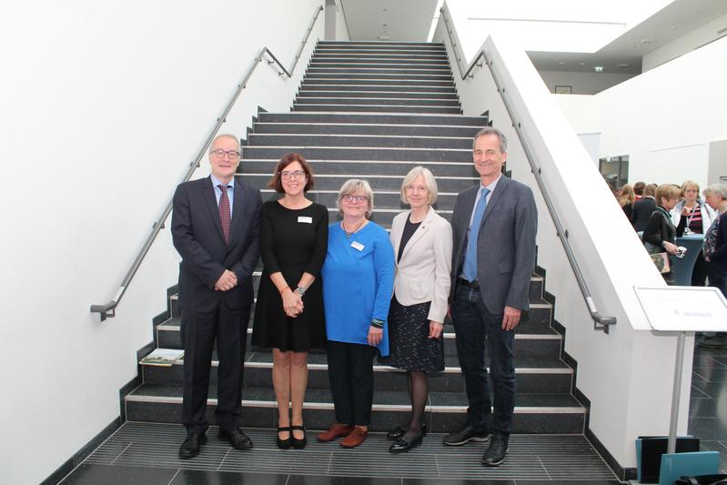 Im Bild v.l.n.r.: Dr. Frank Stollmann (Gesundheitsministerium), Prof. Dr. Nicola Bauer, Prof. Dr. Rainhild Schäfers, Prof. Dr. Anne Friedrichs und Arndt Winterer (LZG.NRW).