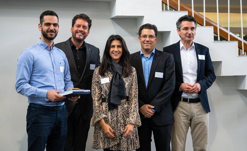 Martin Bornträger (FHöV NRW), Staatsekretärin Serap Güler, Dr. Yves Gensterblum (Akademie der RUB) und Prof. Dr. Andreas Gourmelon (FHöV NRW) gratulieren Masterabsolvent Koussay Alshofi .