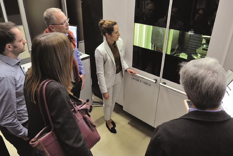 In den Laboren am Fraunhofer ILT konnten die Teilnehmer eine Echtzeit-Datenauswertung während eines UKP-Laserprozesses mitverfolgen.