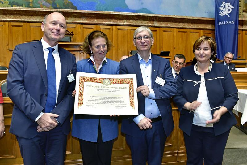 Übergabe der Urkunde: Prof. Klaus F. Rabe (l.), Prof. Dr. Erika von Mutius (2.v.l.), Prof. Dr. Tobias Welte (2.v.r.) und die Präsidentin des Schweizer Nationalrats Marina Carobbio Guscetti (r.).