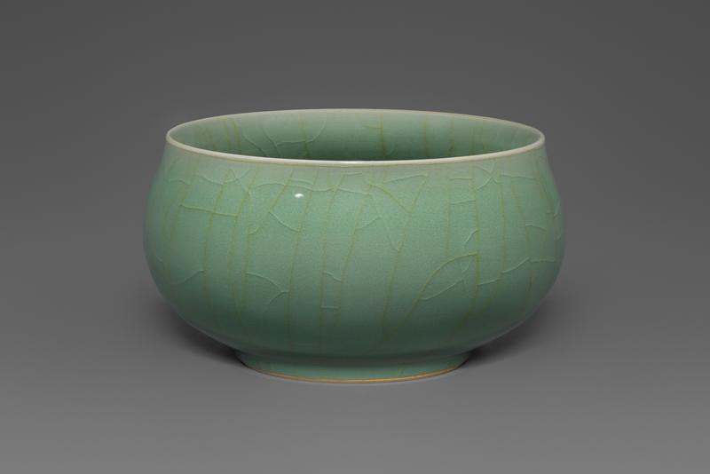 Siyu 丝雨 (Drizzling rain). Plum green celadon with gold thread craquelure. Mao Zhengcong. 