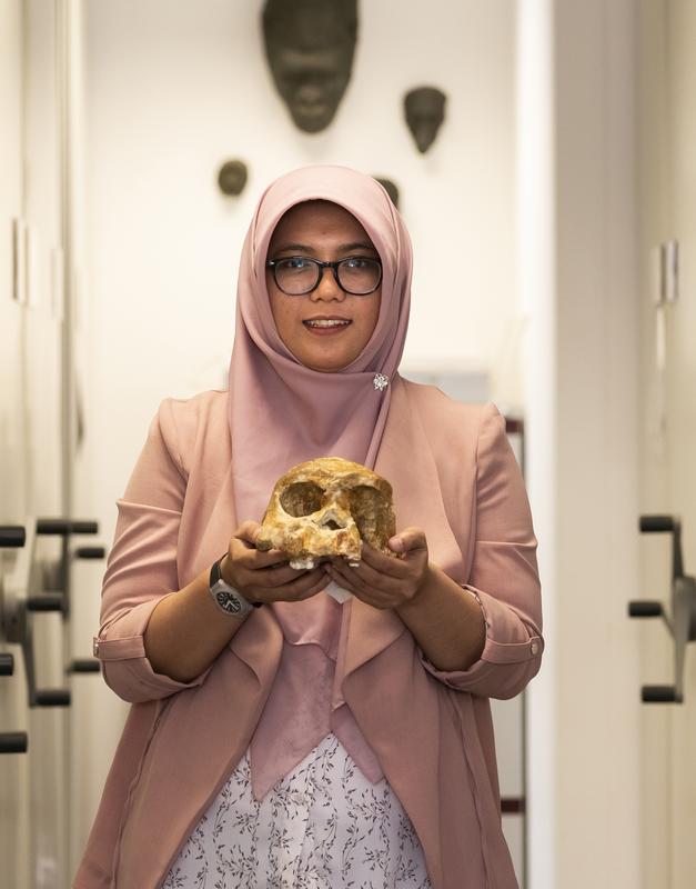 Dr. Mika Rizki Puspaningrum forscht in Frankfurt, kehrt aber zwei- bis dreimal im Jahr an ihre indonesische Heimatuniversität, das Institut Teknologi Bandung, zurück, um dort zu unterrichten.