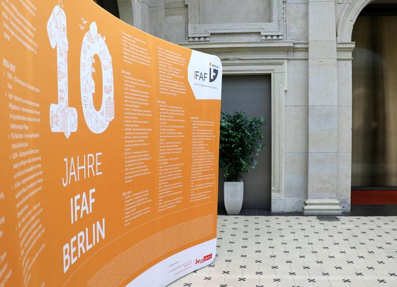 Vier Berliner Fachhochschulen bauen seit zehn Jahren gemeinsam im Institut für Angewandte Forschung Brücken zu mittelständischen Unternehmen und NGO in Berlin und der Hauptstadtregion.