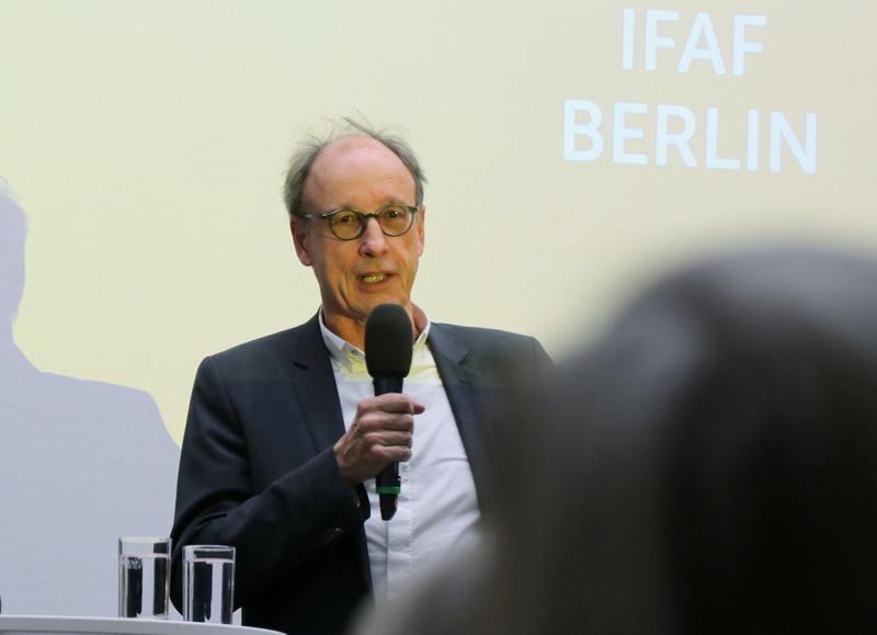 Prof. Dr. Claudius Ohder, Vizepräsident der HWR Berlin, stellt das große Potenzial der interdisziplinären Kooperation von Wissenschaftlerinnen und Wissenschaftlern mit der und für die Praxis heraus.