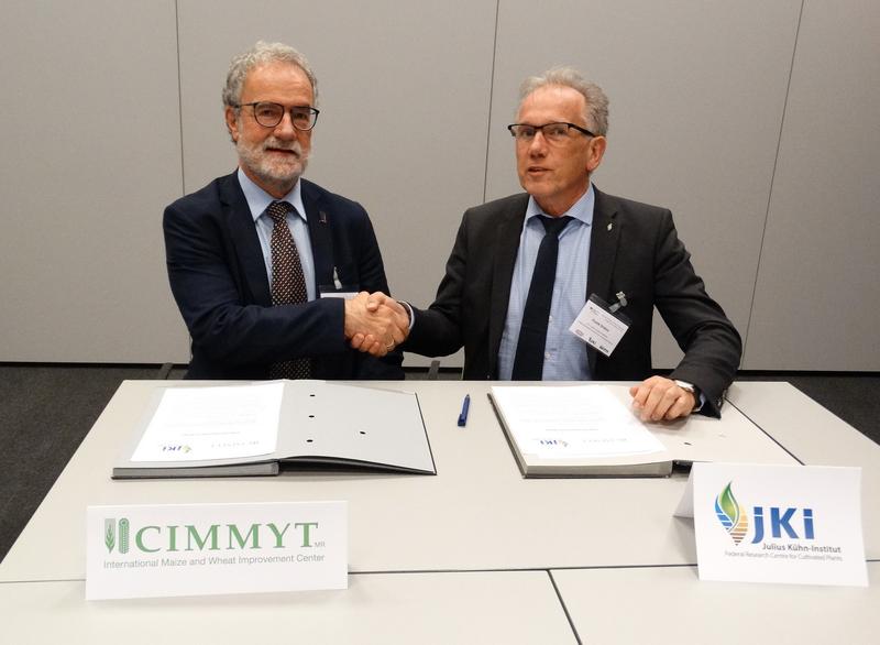 v.l.: Dr. Hans-Joachim Braun (CIMMYT, Mexiko) und Prof. Dr. Frank Ordon (Präsident des JKI) nach erfolgreicher Unterzeichnung der gemeinsamen Absichtserklärung.