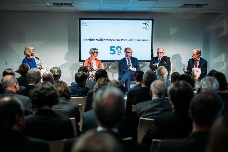 Podiumsdiskussion anlässlich des 50jährigen Bestehens des Leibniz-Instituts DSMZ; von links nach rechts: Moderatorin Dr. S. Holst, A. Karliczek, R. Eichel, Prof. Dr. M. Kleiner, Prof. Dr. J. Overmann