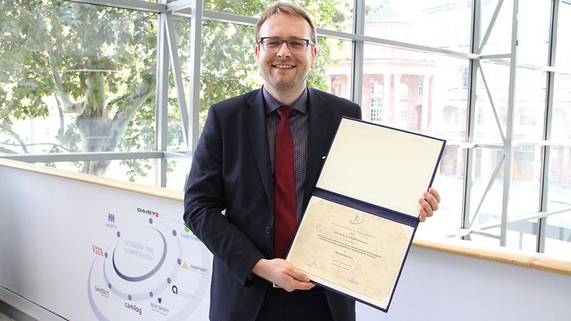 Der leitende Oberarzt PD Dr. Dr. Christian Kirschneck erhielt für seine interdisziplinäre Forschungsarbeit im November den Millerpreis. Er gilt als höchste Zahnheilkunde-Auszeichnung in Deutschland.