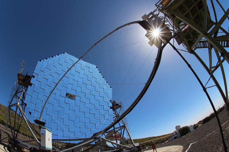 Auf der Kanareninsel La Palma forschen die Dortmunder Physikerinnen und Physiker an den MAGIC-Teleskopen. 