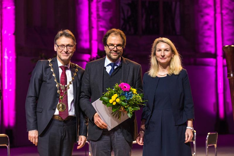 Forschungspreisträger 2019 Prof. Dr. Thomas Fischer (Mi.) mit  Rektor Prof. Dr.-Ing. Jens Strackeljan (li.) und Prorektorin Prof. Dr. Monika Brunner-Weinzierl (re.) 