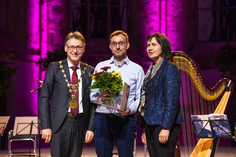 Lehrpreisträger 2019 Jun.-Prof. Dr. Dan Verständig (Mi) mit Rektor Prof. Dr.-Ing. Jens Strackeljan (li.) und Prorektorin Prof. Dr. Franziska Scheffler (re.)