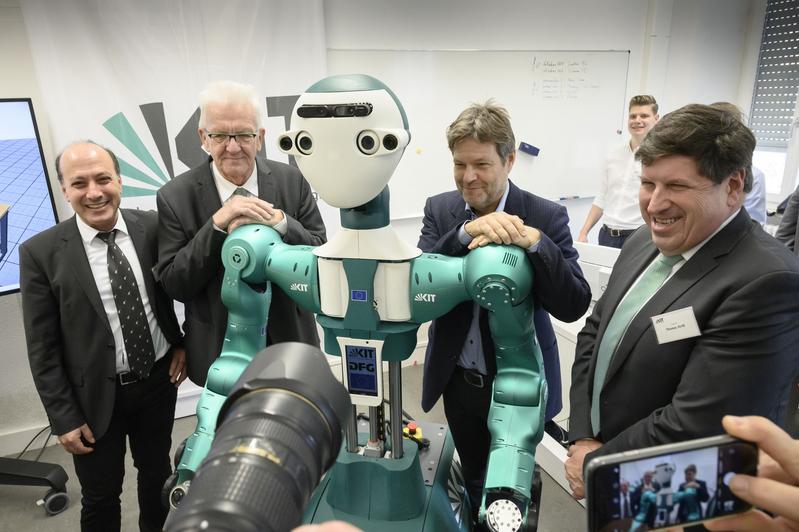 Zu Besuch beim Roboter ARMAR-6: v.l.n.r.: Tamim Asfour, KIT, Ministerpräsident Winfried Kretschmann, Bundesvorsitzender der Grünen Robert Habeck, Vizepräsident des KIT Thomas Hirth 