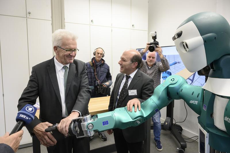 Hand in Hand mit AMAR-6: Ministerpräsident Winfried Kretschmann und Prof. Tamim Asfour (Foto: Markus Breig, KIT)