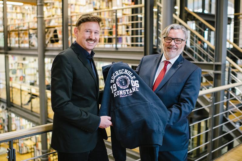 Prof. Dr. Markus Rhomberg (links) ist zum neuen Präsidenten der HTWG Hochschule Konstanz gewählt worden. Hochschulratsvorsitzender Dr. Stefan Keh (rechts) gratulierte im Namen der Hochschule.