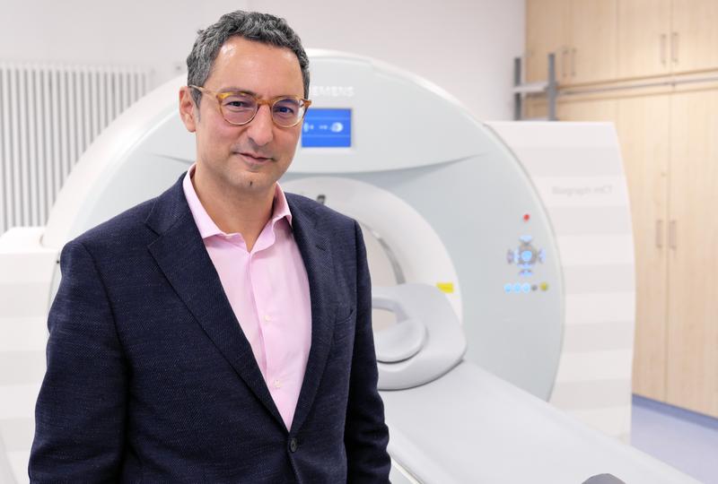 Professor Samer Ezziddin, Direktor der Klinik für Nuklearmedizin, hat eine neuartige Kombination der Strahlentherapie bei Prostatakrebs entwickelt - mit Erfolg, wie eine Studie zeigt. 