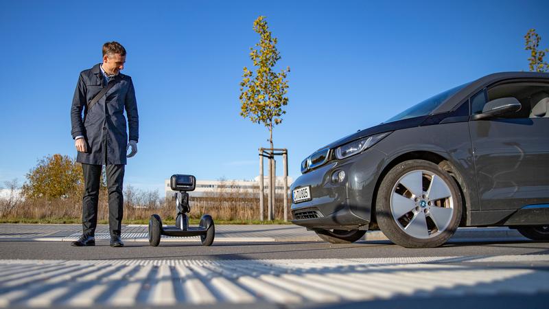 In hybriden Gesellschaften müssen sich Menschen mit autonom agierenden verkörperten digitalen Technologien koordinieren, zu denen auch Roboter und selbstfahrende Fahrzeuge gehören.