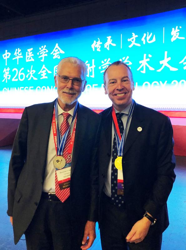 Prof. Dr. Dr. h.c. Maximilian Reiser und Prof. Dr. Stefan Schönberg sind die neuen Ehrenmitglieder der Chinesischen Röntgengesellschaft.