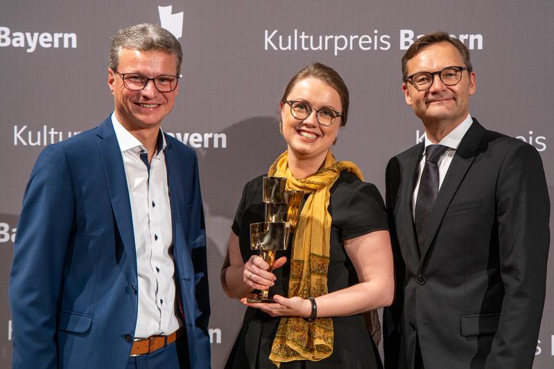 Dr. Johanna Wernthaler mit dem „Gedankenblitz“, überreicht durch Wissenschaftsminister Bernd Sibler (links) und Bayernwerk-Vorstand Reimund Gotzel.