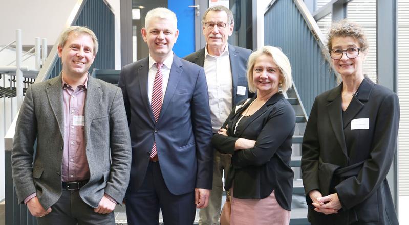 Niels Pinkwart (DFKI), NRW-Staatssekretär Christoph Dammermann (MWIDE), Friedrich Hesse, Rektorin Ada Pellert und Claudia de Witt (alle FernUniversität)