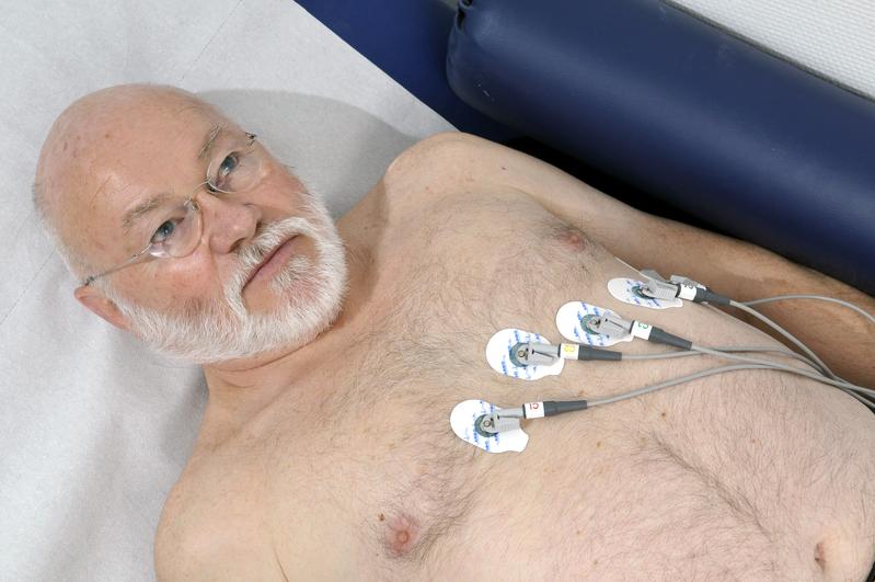 Mittels EKG kann bei Patienten ein bestehendes Vorhofflimmern nachgewiesen werden.