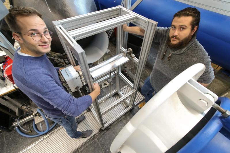 Die wissenschaftlichen Mitarbeiter Christoph Million (li.) und Konrad Hartung untersuchten im Windkanal die Profilausschnitte von Turbomaschinen. 