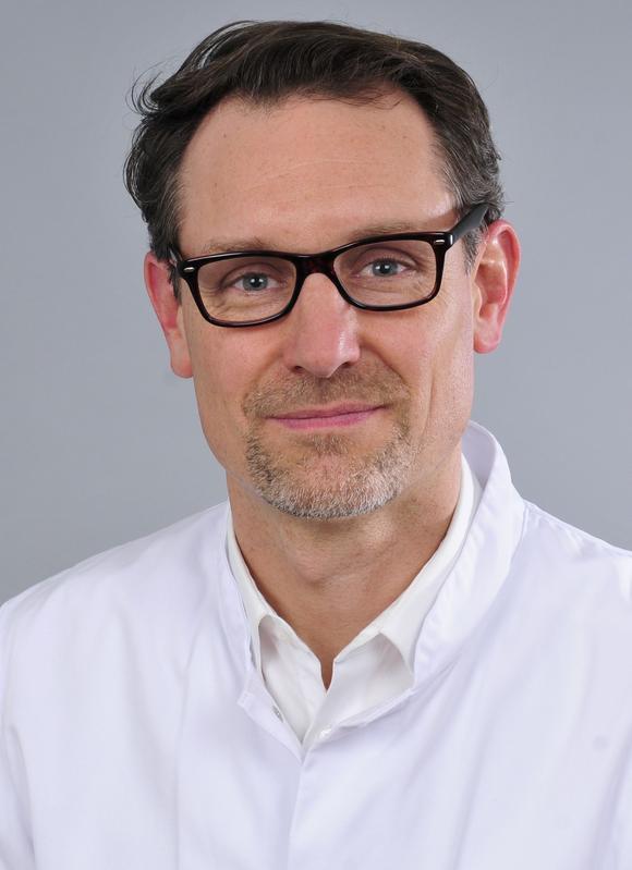 PD Dr. med. Lukas Bossaller                                        