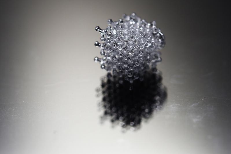 Mit ihrer neuen 3D-Drucktechnik können die ETH-Forscher komplexe und hochporöse Glasobjekte erzeugen.