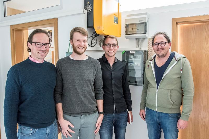 Florian Priller (Bayernwerk AG), Simon Köppl und Thomas Estermann (Projektleiter der FfE e.V. – nicht im Bild Andreas Zeiselmair) sowie Thorsten Noé als erster angebundener ALF-Teilnehmer (v. links)