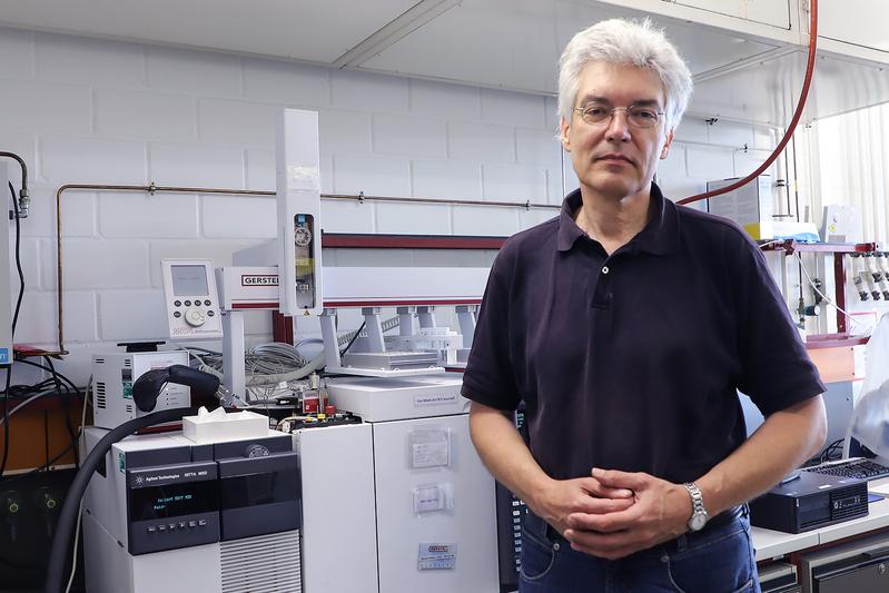 Professor Stefan Schulz untersucht die Duftstoffe von Tuberkulosebakterien unter anderem mit einem Gaschromatographen.