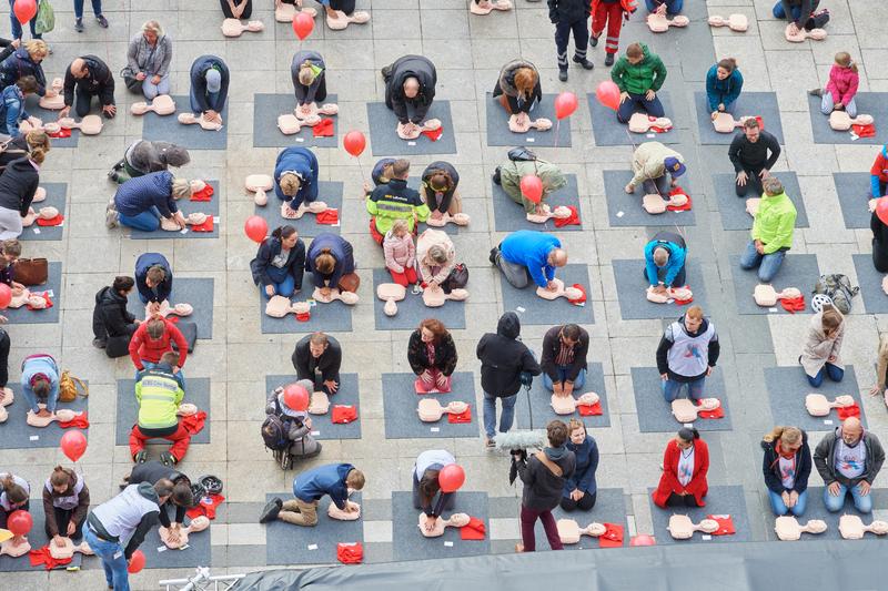 Kinder üben Herzdruckmassage für "Kids save Lives"