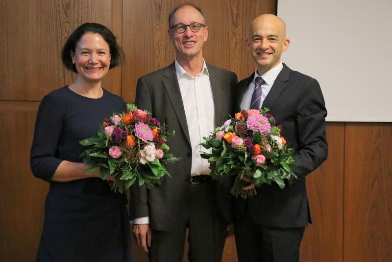 Andreas Zaby (re.) als Präsident der HWR Berlin mit großer Mehrheit wiedergewählt. Vizepräsident Claudius Ohder gratuliert auch Kanzlerin Sandra Westerburg zur Wiederwahl.