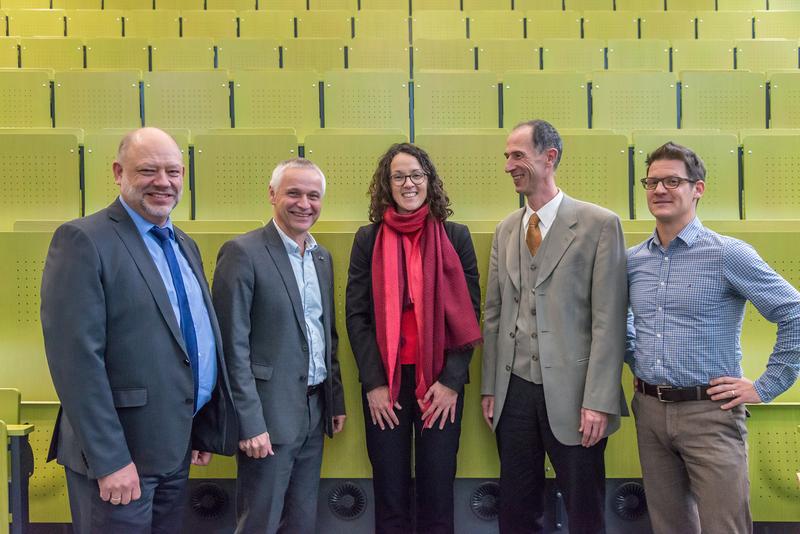 Prof. Dr. Arnd Steinmetz, Vizepräsident Forschung, Prof. Dr. Jürgen Follmann (Transfer), Wissenschaftsministerin Angela Dorn, Prof. Dr. Bernhard Humm (Forschung), Prof. Dr. Torsten Schäfer (Outreach)