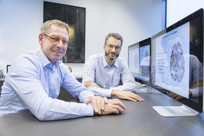 Prof. Dr. Christian Gerloff, Direktor der Klinik und Poliklinik für Neurologie des UKE, und Prof. Dr. Manuel A. Friese, Direktor des Institut für Neuroimmunologie und Multiple Sklerose des UKE