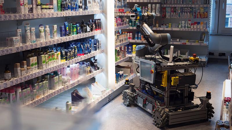 A robot between chemist’s shelves: Thanks to the Knowledge4retail project, current research could soon become reality. 