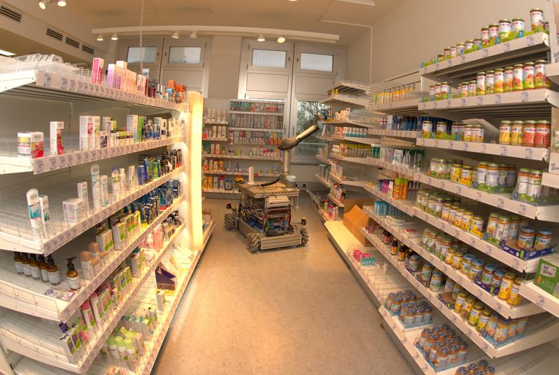 A robot between chemist’s shelves: Thanks to the Knowledge4retail project, current research could soon become reality. 