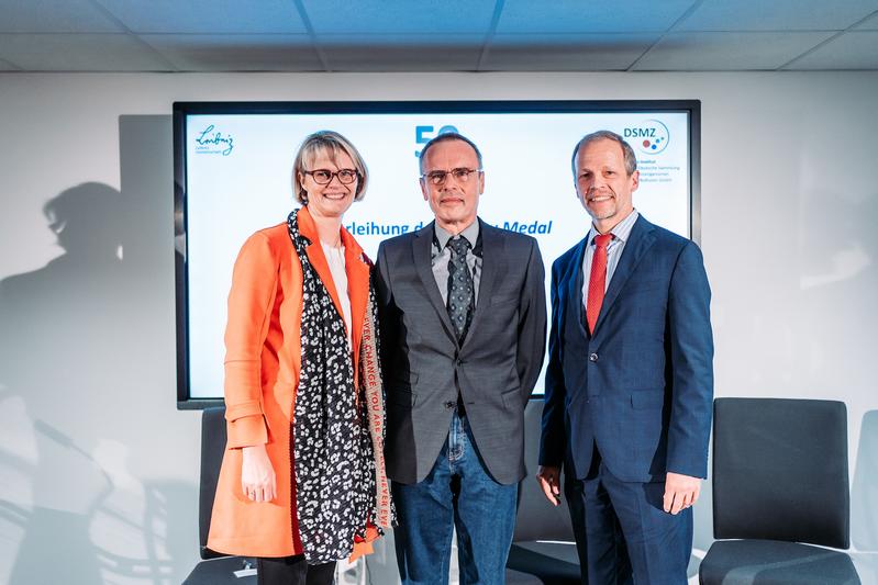 von links nach rechts: Bundesministerin Anja Karliczek, Preisträger Dr. Peter Schumann, Wissenschaftlicher Direktor Leibniz-Institut DSMZ Prof. Dr. Jörg Overmann