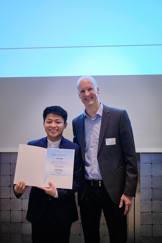Laudator Prof. Dr. Holger Wrede (re.) überreiche Chongyao Gao den DAAD-Preis 2019 in feierlicher Atmosphäre im Düsseldorfer Industrie-Club.