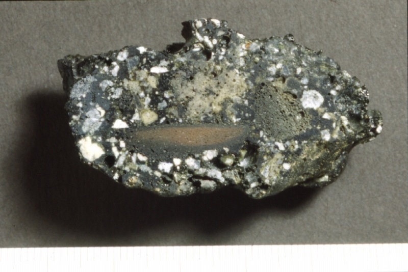Als Abfall bei der Verhüttung Oberharzer Gangerze auf Blei/Silber entstehen bei verhältnismäßig niedrigen Temperaturen (unter 1000 Grad) als Abfall "Sinterschlacken", in denen noch deutlich die Gesteinsteile erkennbar sind.