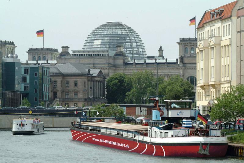 Die MS Wissenschaft an ihrer Berliner Anlegestelle
