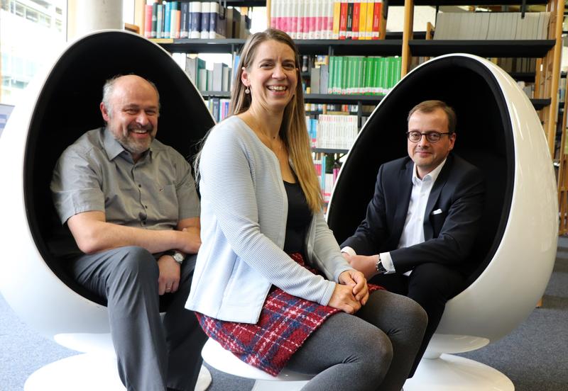 Das IAF der Hochschule Albstadt-Sigmaringen heute (v.l.): Prof. Dr. Dieter Stoll, geschäftsführender IAF-Leiter, Dr. Katja Kirschbaum, Leiterin der IAF-Geschäftsstelle, und Prof. Dr. Matthias Pre