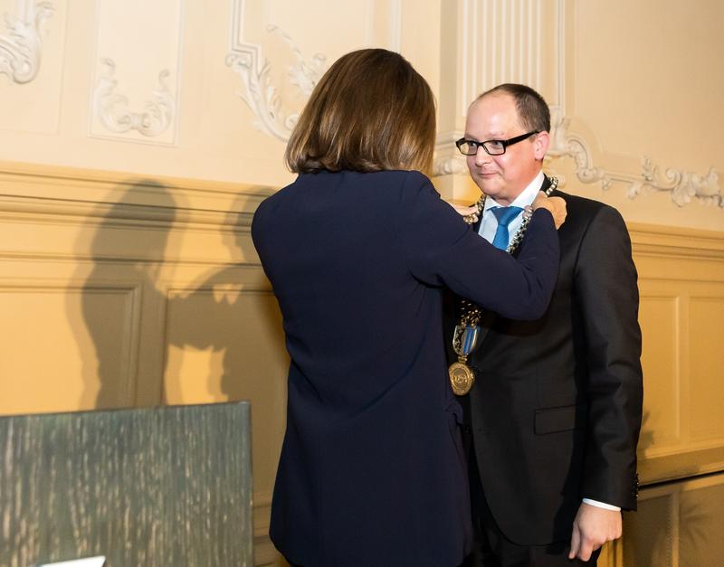 Investitur: Amtsvorgängerin Prof. Gesine Grande überreicht dem neuen HTWK-Rektor Prof. Mark Mietzner die Amtskette.