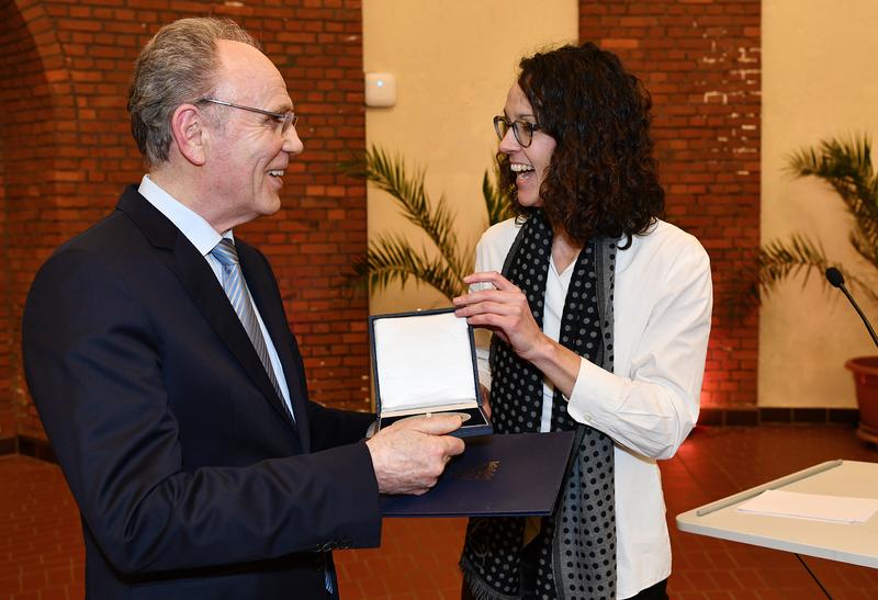 Prof. Dr. Werner Kleinkauf und Hessens Ministerin für Wissenschaft und Kunst Angela Dorn