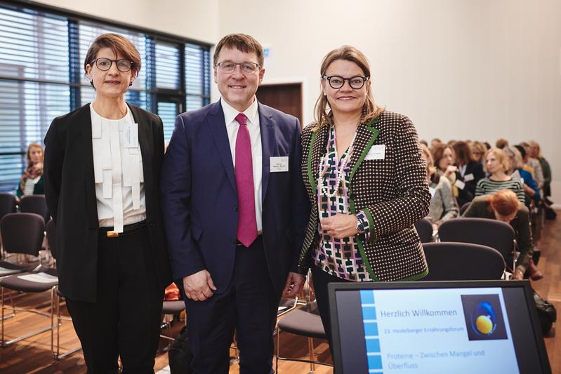 Freude über großen Zuspruch (vlnr.): Dr. Silke Lichtenstein, Geschäftsführerin Dr. Rainer Wild-Stiftung, Prof. Dr. Stefan C. Bischoff, ärztl. Leitung Veranstaltung, Moderatorin Dr. Andrea Lambeck