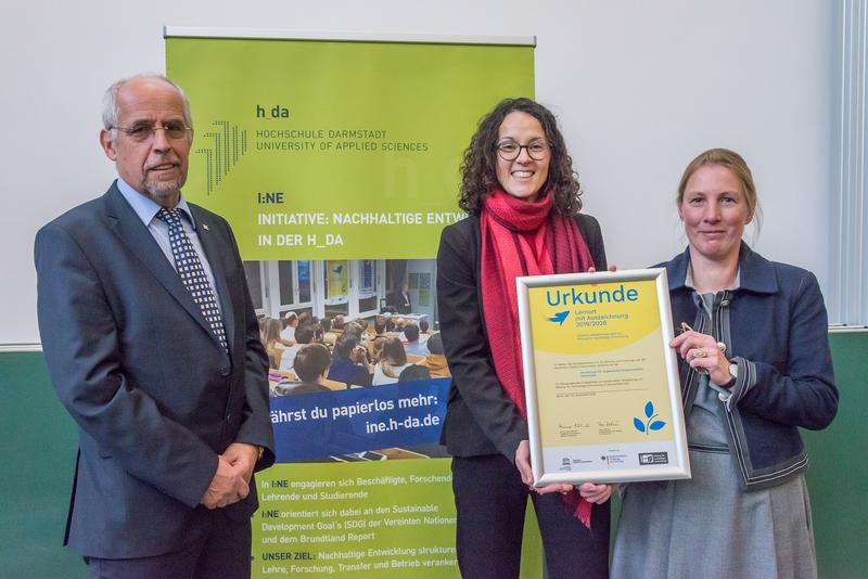 Die hessische Wissenschaftsministerin Angela Dorn (Mitte) gratuliert Vizepräsident Prof. Dr. Manfred Loch und Silke Kleihauer vom Projekt s:ne - Systeminnovation für Nachhaltige Entwicklung.