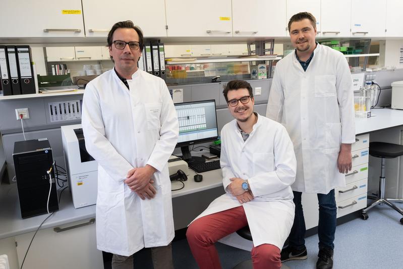 Die Mediziner (von rechts) Dr. Andreas Forstner, Dr. Benedikt Bürfent und Professor Dr. Johannes Schumacher vom Marburger Institut für Humangenetik legten Genomdaten zur Panikstörung vor. 