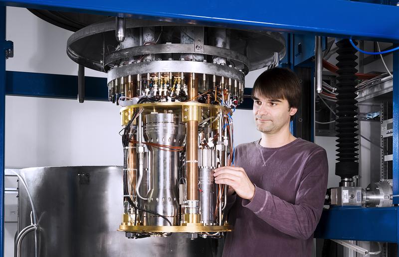 PTB-Wissenschaftler Christof Gaiser am Dielektrizitätskonstanten-Gasthermometer der PTB, mit dem die Kapazitätsmessungen durchgeführt wurden. 