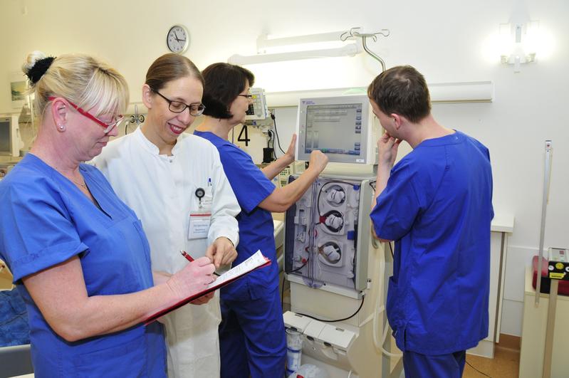 Professorin Sylvia Stracke (2.v.li.) auf der Dialysestation der Unimedizin Greifswald