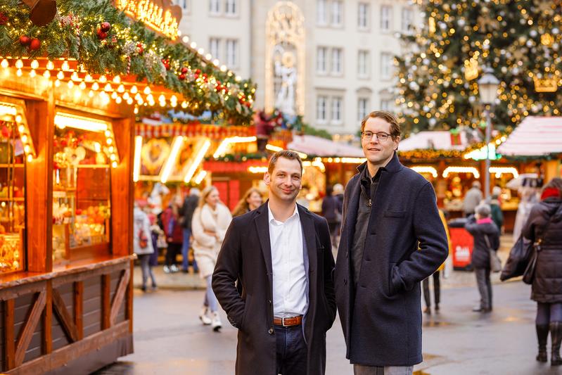 Jun.-Prof. Dr. Marcel Lichters (li.) und Prof. Dr. Marko Sarstedt (re.) auf dem Magdeburger Weihnachtsmarkt