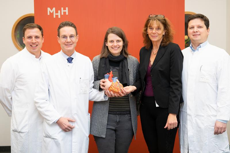 Dr. Pfeffer, Prof. Bauersachs, Patientin Julia Hamburg, Frau Prof. Hilfiker-Kleiner und Dr. Berliner (v.l.) mit einem Herzmodell