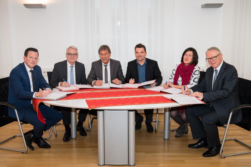 Unterzeichner des Kooperationsvertrags (v.l.): Roland Rolles (Universität), Dirk Heinz (HZI), Manfred Schmitt (Universität), Rolf Müller (HIPS), Aránzazu del Campo (INM) und Günter Weber (INM)